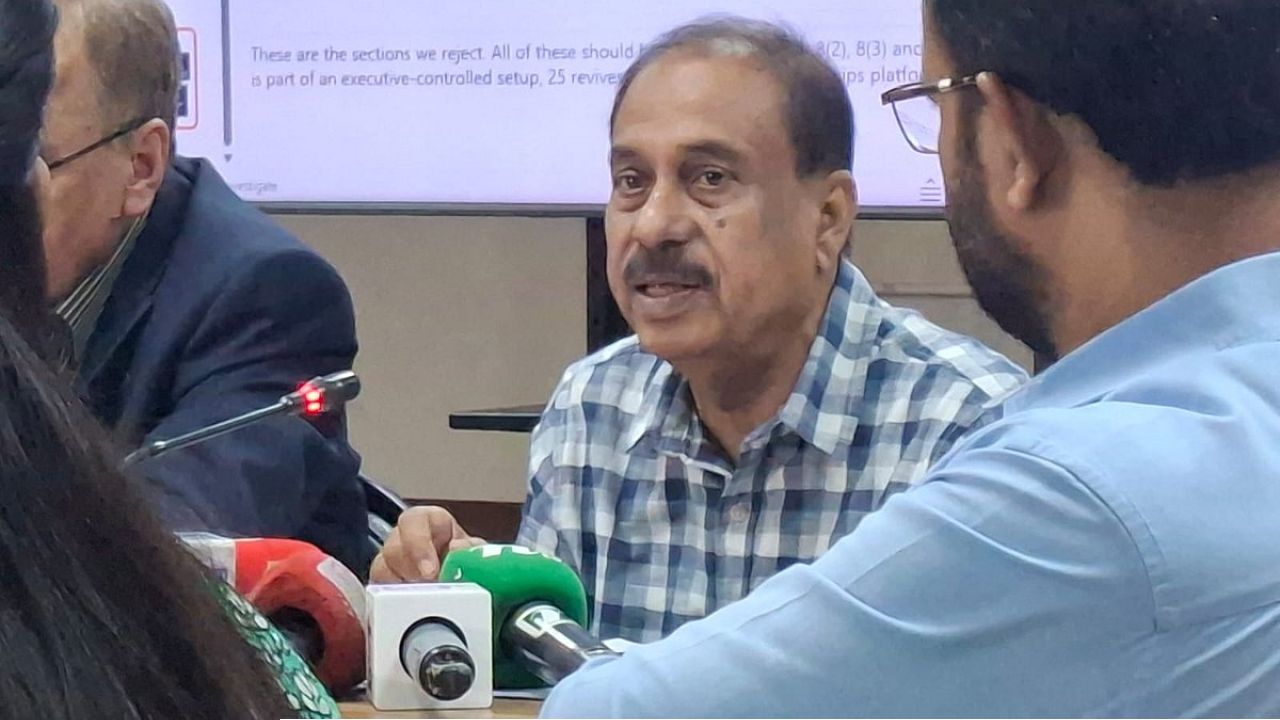 দয়া করে হাতটা বাঁধবেন না, আমাদের কাছে আবার আসতে হবে: মতিউর রহমান চৌধুরী
