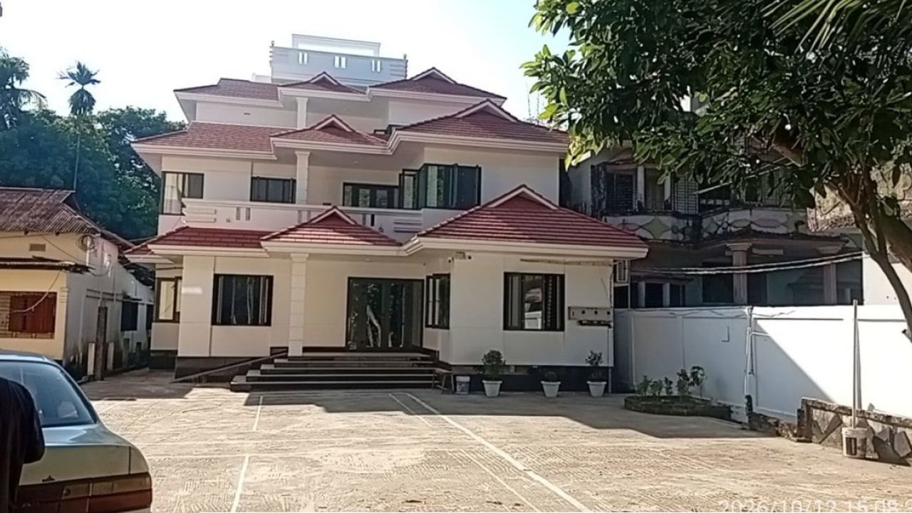 আদালতের নির্দেশের পরও বিরোধপূর্ণ বাড়িতে বসবাস