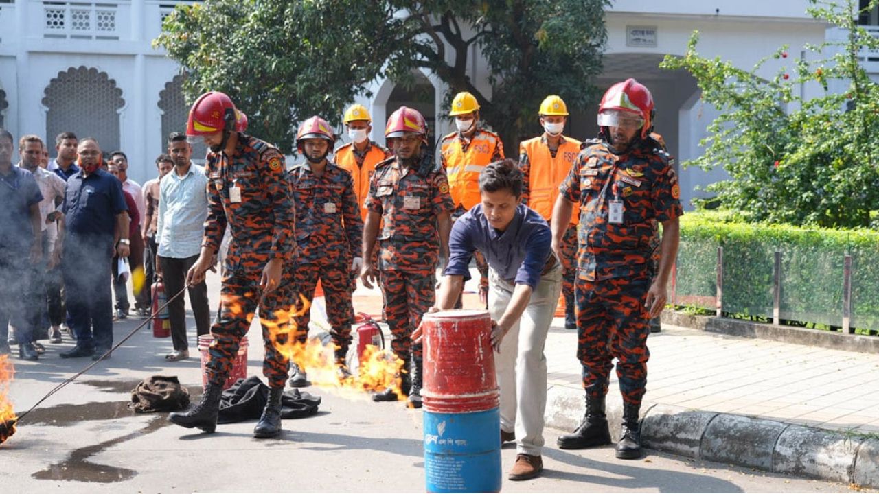 সুপ্রিম কোর্টে অগ্নিনিরাপত্তা মহড়া করেছে ফায়ার সার্ভিস