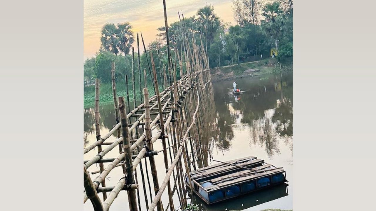 ডাকাতিয়ায় সেতু নেই, স্বেচ্ছাশ্রমে বাঁশের সাঁকো