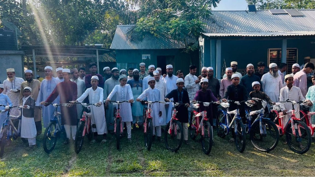 কটিয়াদীতে ৪০ দিন মসজিদে নামাজ পড়ে বাইসাইকেল পেল ১৪ শিশু