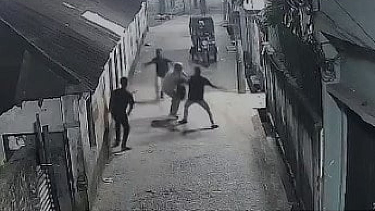 ১২ সেকেন্ডে ব্যাগ ছিনিয়ে পালালেন ছিনতাইকারীরা, পেছনে ছুটলেন বৃদ্ধ