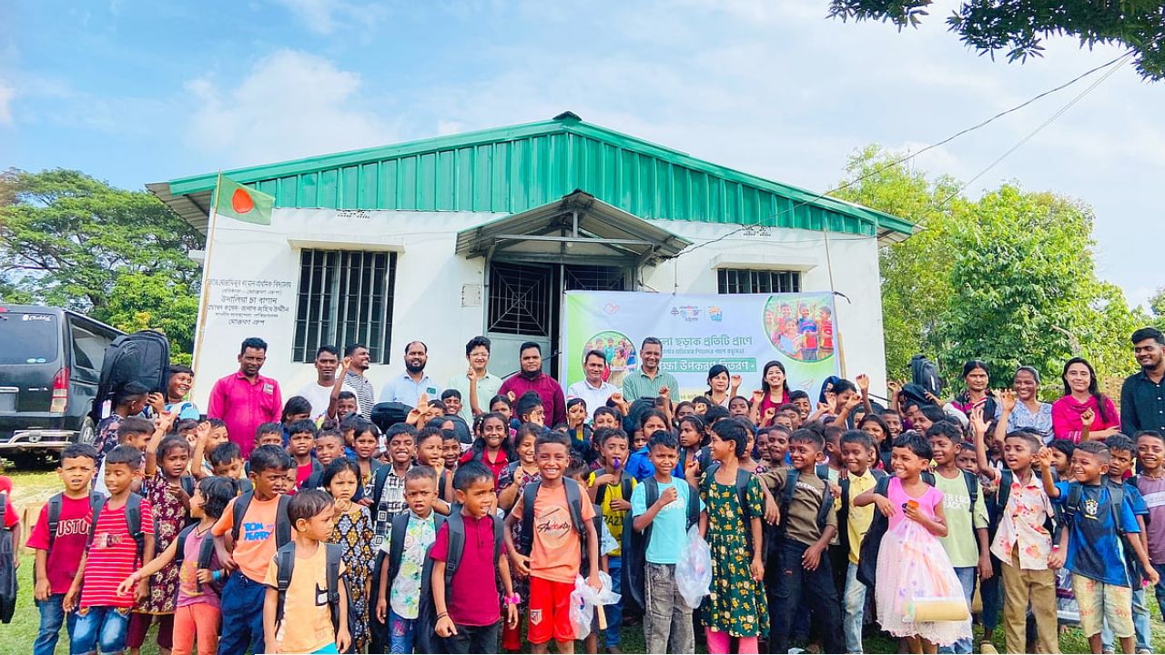 চা–বাগানের শিশুদের স্কুলব্যাগ-খাতা-পেনসিল উপহার