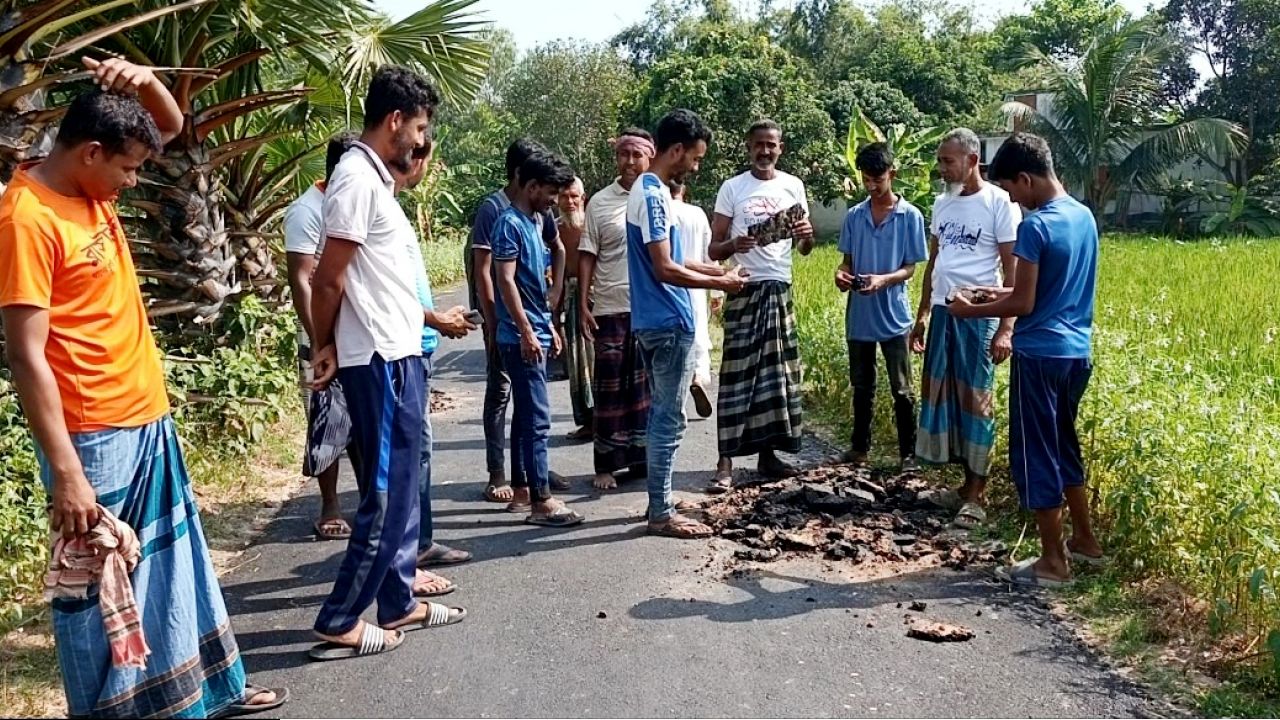 নির্মাণের এক সপ্তাহেই পায়ের ঘষায় উঠে যাচ্ছে কার্পেটিং