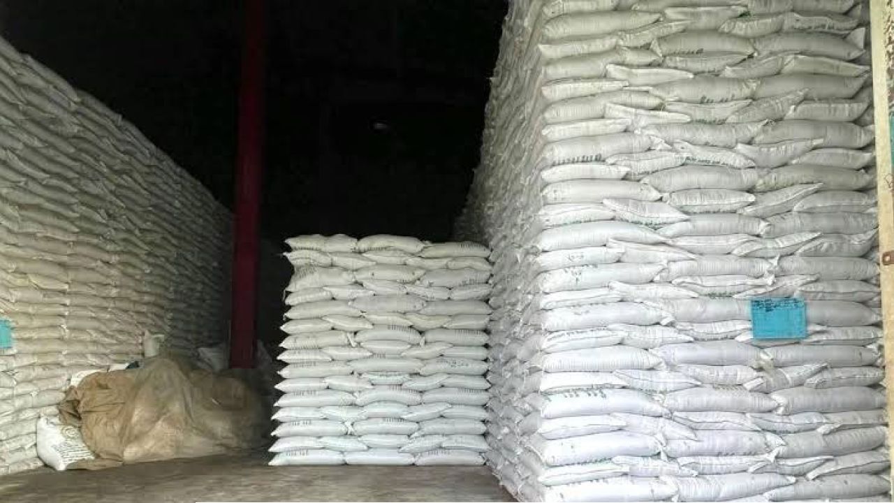 সারের ডিলারে স্বজন তোষণ