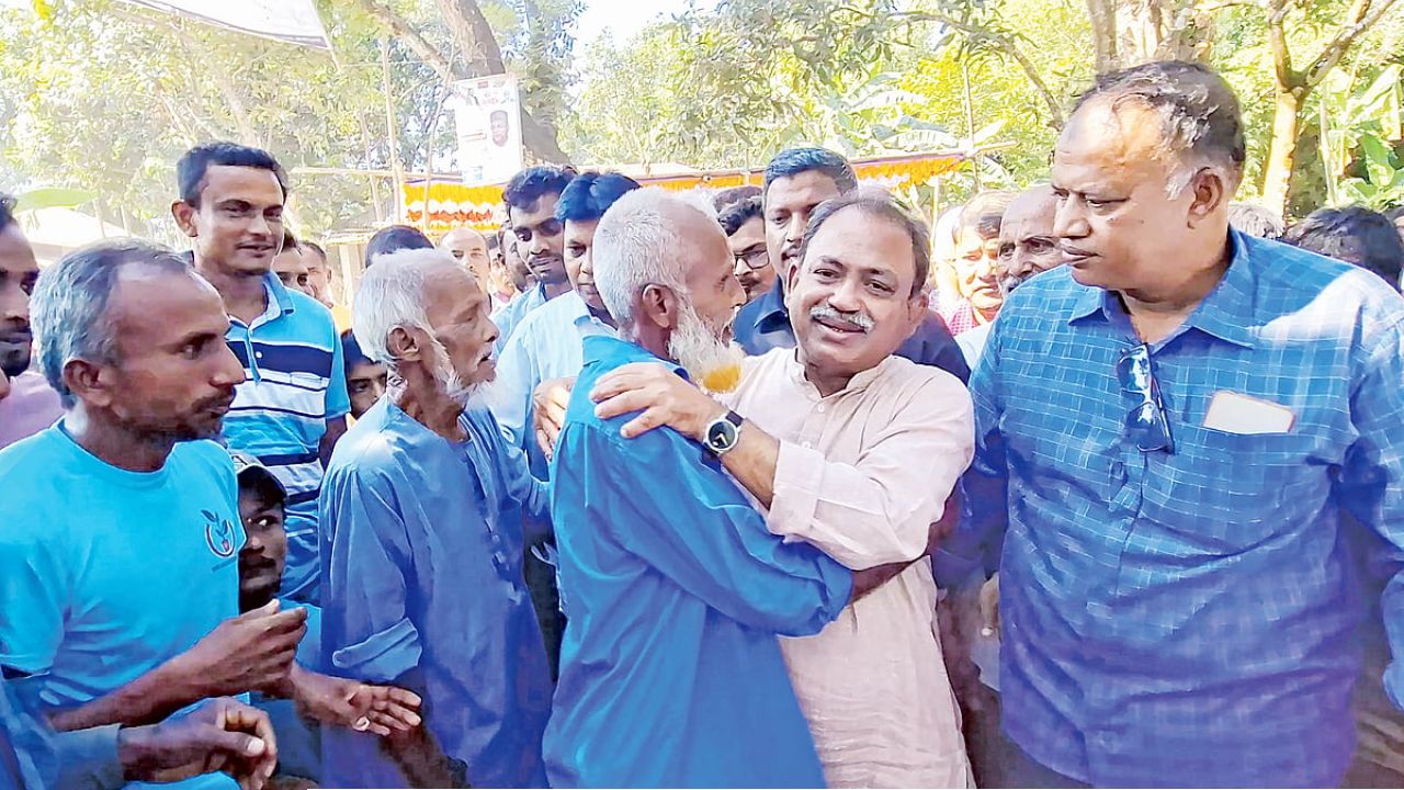 ঠাকুরগাঁও-১ উপনির্বাচনে ভোটার টানতে নানা প্রতিশ্রুতি