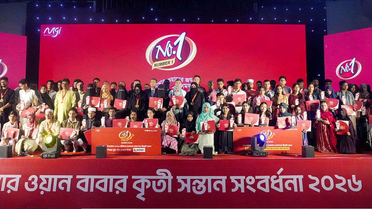 জিপিএ–৫ পাওয়া ১৩৫ শিক্ষার্থী ও চা–দোকানি মা-বাবাকে সংবর্ধনা