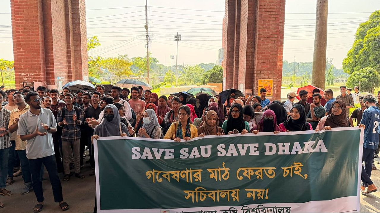 বাণিজ্য মেলার মাঠে সচিবালয় স্থানান্তরের প্রতিবাদ, যন্ত্রাংশ ও দুটি গাড়ি নিয়ে গেলেন শেকৃবির শিক্ষার্থীরা