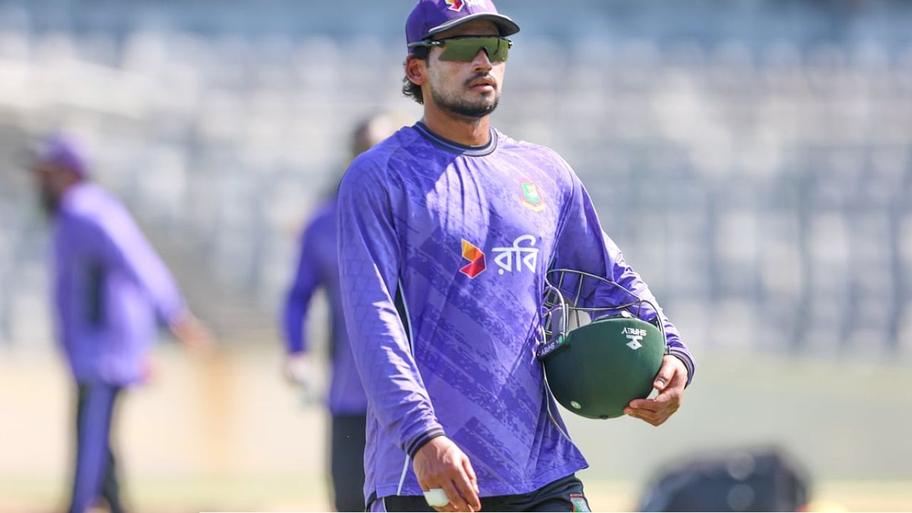 এখনই কেন দূরে তাকাচ্ছেন না নাজমুল