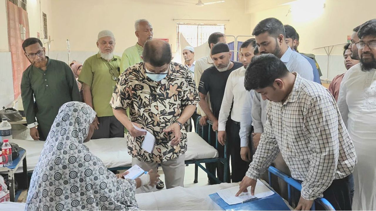মুরাদনগর স্বাস্থ্য কমপ্লেক্সে স্বাস্থ্যমন্ত্রীর আকস্মিক পরিদর্শন, ৫ চিকিৎসকের বিরুদ্ধে ব্যবস্থা নেওয়ার নির্দেশ