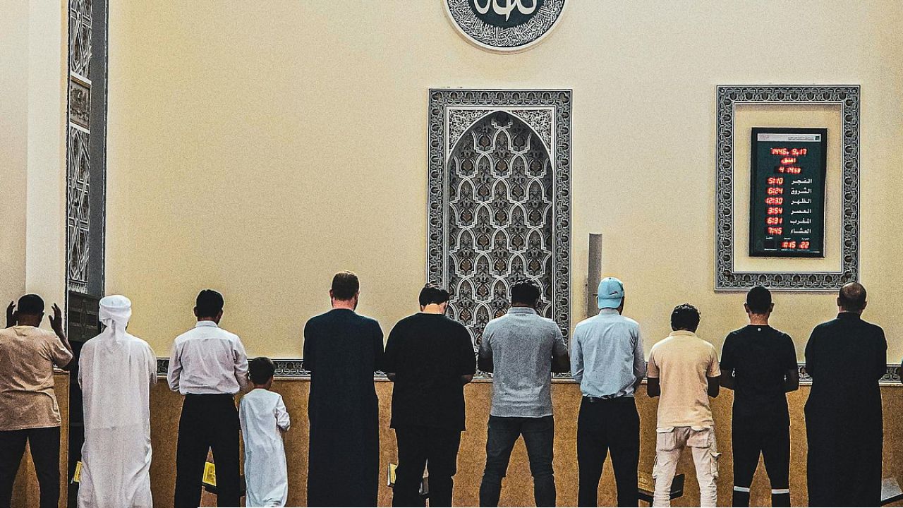 মা-বাবাকে নামাজের দাওয়াত যেভাবে দেবেন