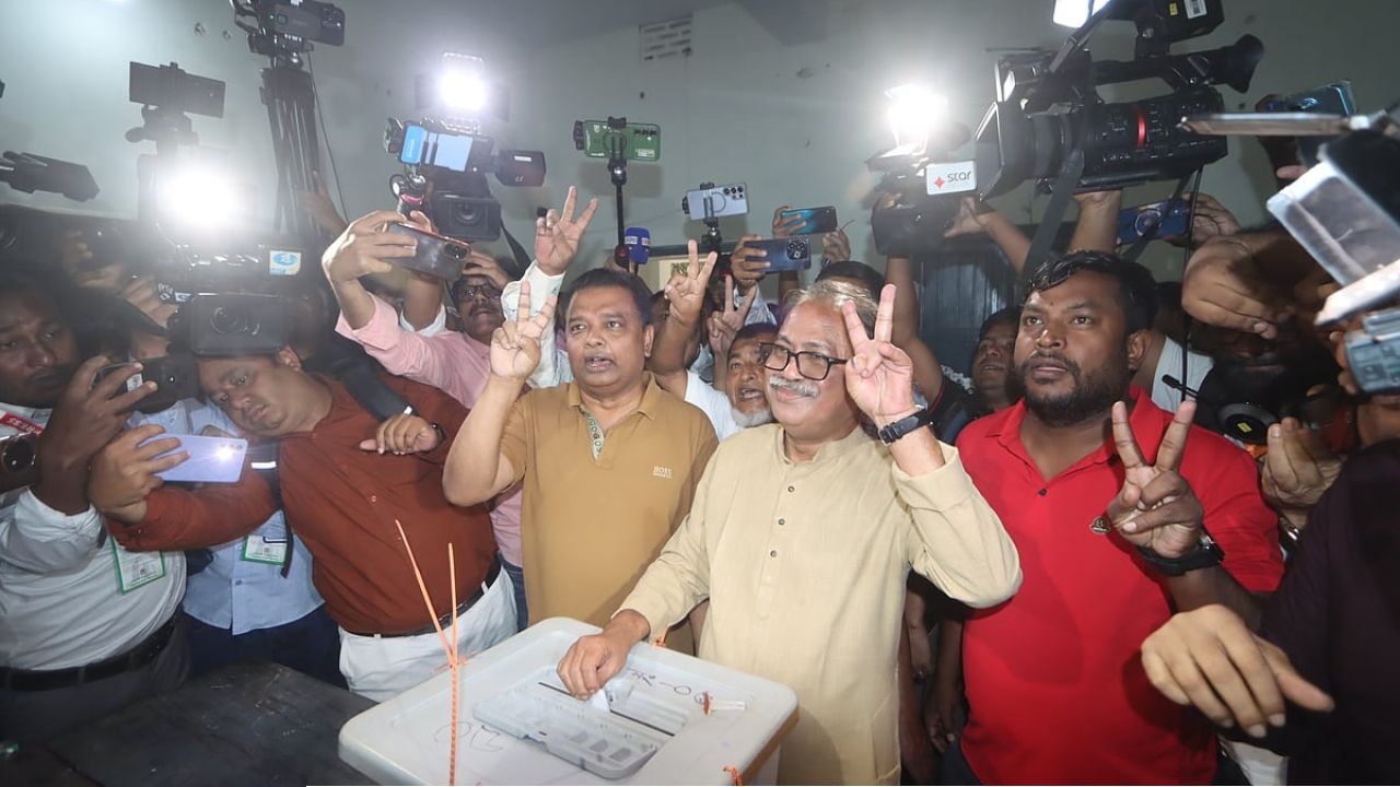 জয়ের আশা বিএনপির প্রার্থীর, প্রিসাইডিং কর্মকর্তার কার্ডে ছবি না থাকার অভিযোগ জামায়াতের