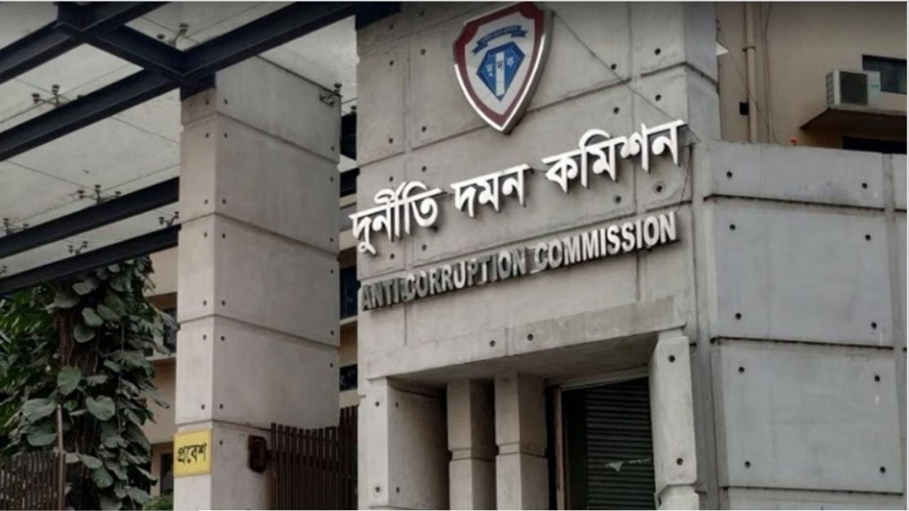 জালিয়াতি করে মুক্তিযোদ্ধা কোটায় চাকরি, দুদকের মামলায় তিন উপসচিব ওএসডি