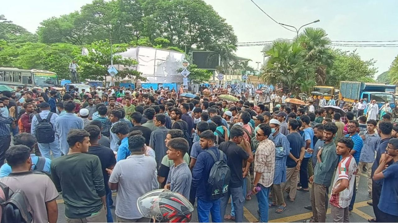 সচিবালয় স্থানান্তরের সিদ্ধান্তের প্রতিবাদে শেকৃবি শিক্ষার্থীদের সড়ক অবরোধ