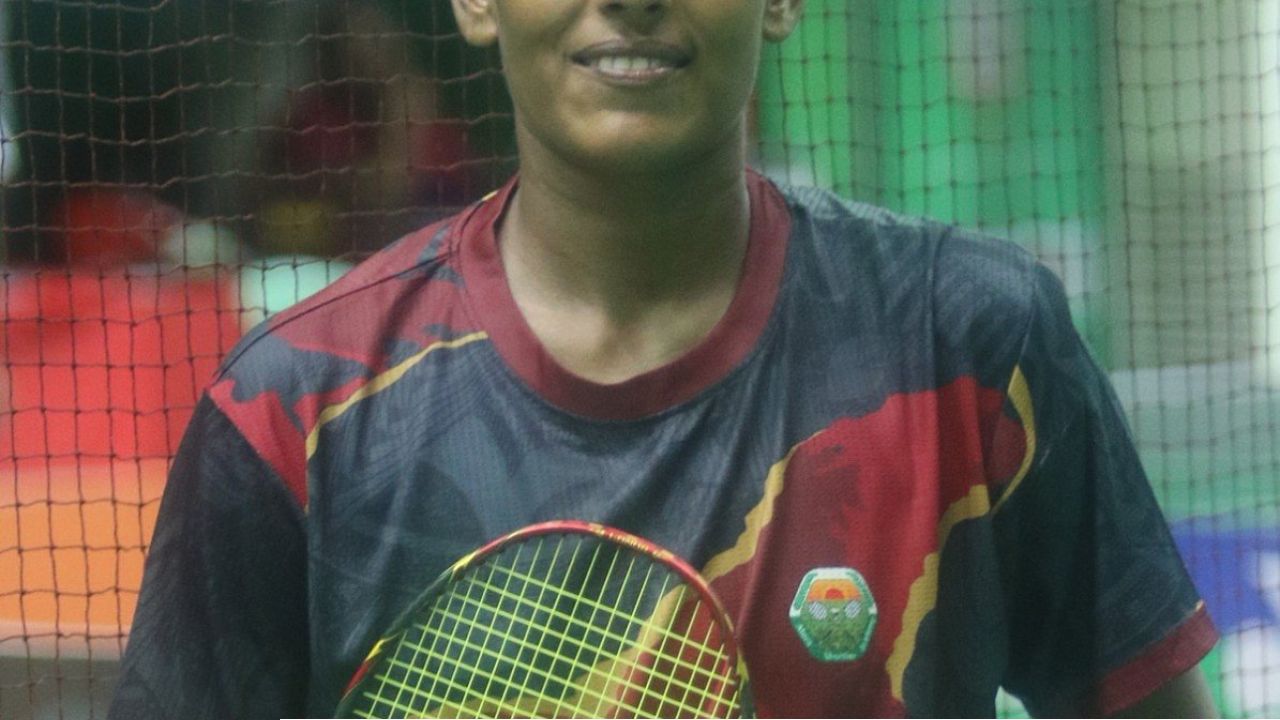 জেলে-কন্যা লিকার হাতে জাতীয় ব্যাডমিন্টনের শিরোপা, কাঁদলেন মা-মেয়ে