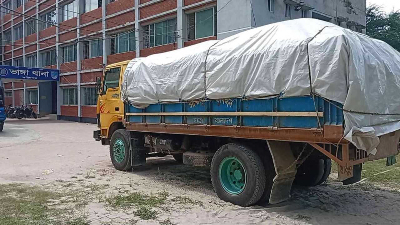 কালোবাজারে সার বিক্রির সময় কার্যক্রম নিষিদ্ধ আ.লীগ নেতা আটক