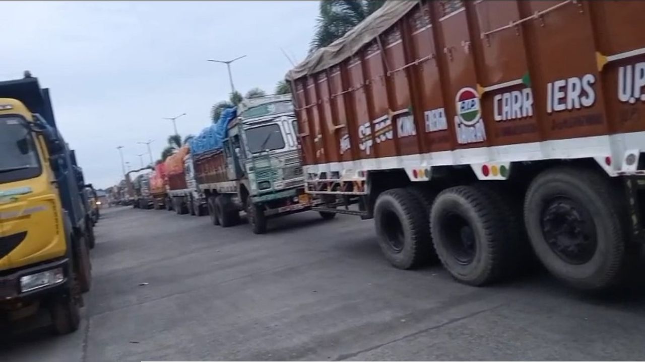 পেট্রাপোলে পণ্যবাহী ট্রাকের জট, বেনাপোলে প্রবেশে বিলম্বের অভিযোগ