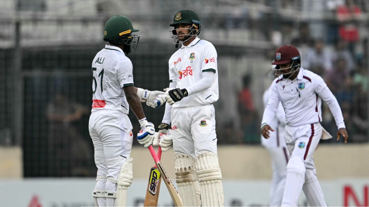 বাজে ব্যাটিংয়েই দিন শেষ করল বাংলাদেশ