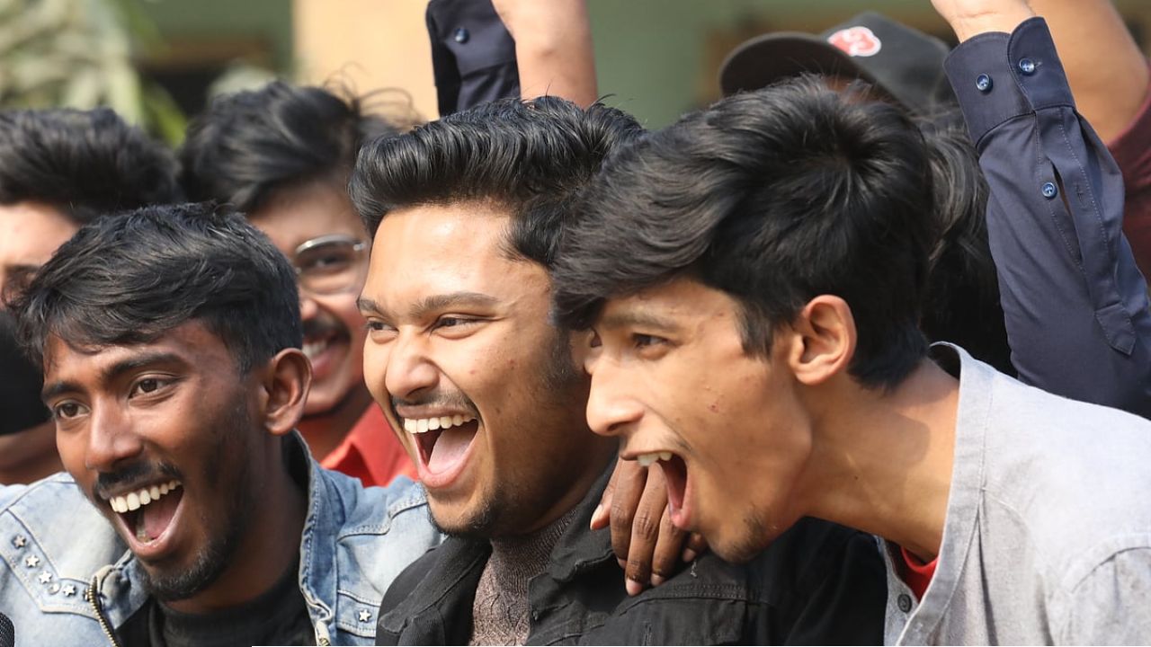 এইচএসসির ফল আজ, এবার ফল দেখতে এসএমএস পাঠাতে হবে নতুন নম্বরে