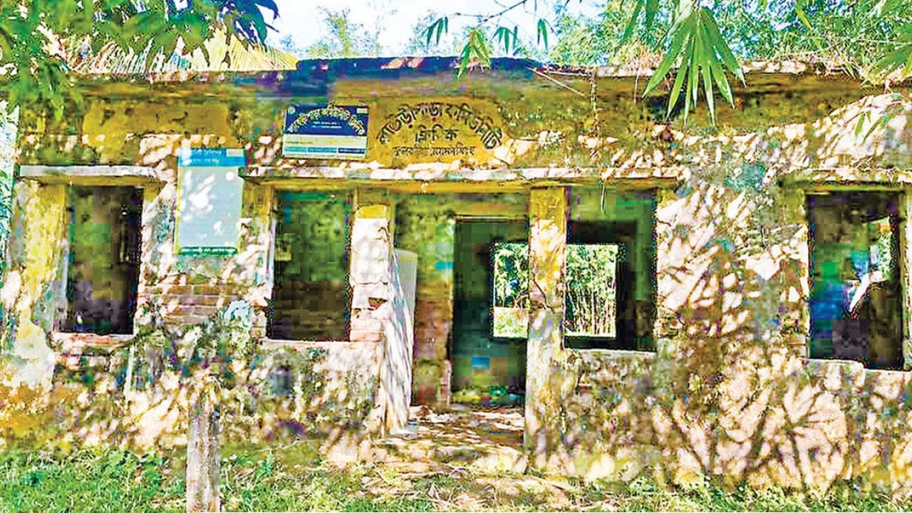 ফুলবাড়ীয়ায় ৫৩ কমিউনিটি ক্লিনিকের ২৭টিই ঝুঁকিপূর্ণ