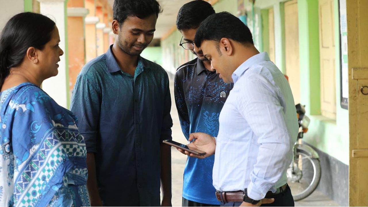 এইচএসসিতে ছাত্রদের অর্ধেকই ফেল, ছাত্রী ৪৩.৬৯ শতাংশ