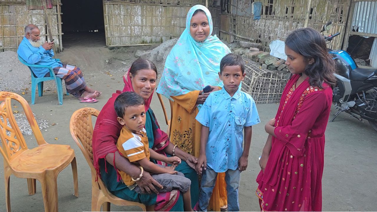 দীর্ঘ বিরতির পর আবার পড়াশোনা, ৫২ বছরে শেফালীর এইচএসসি জয়