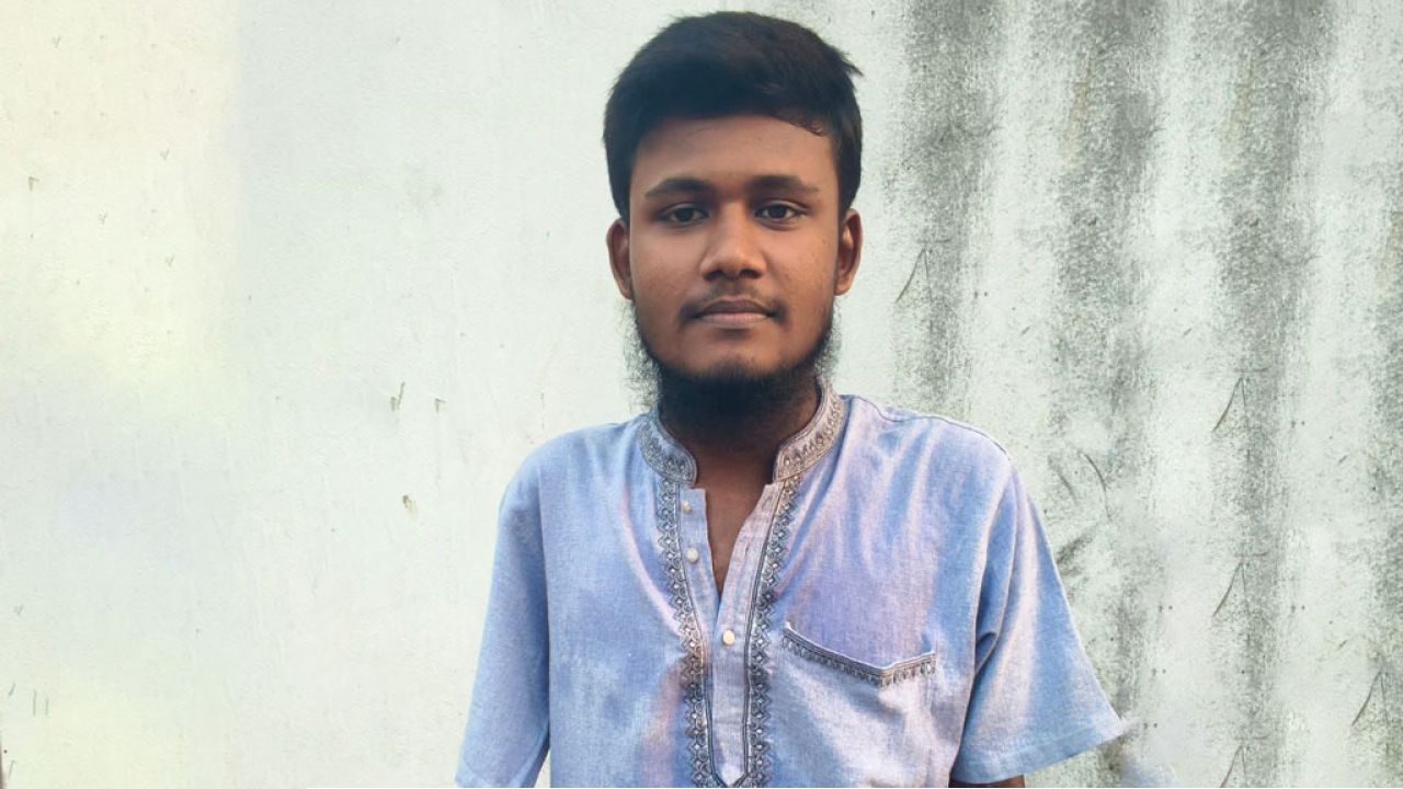 বিদ্যুৎস্পৃষ্টে দুই হাত হারানো সীতাকুণ্ডের রাব্বি এবারও পেলেন জিপিএ-৫