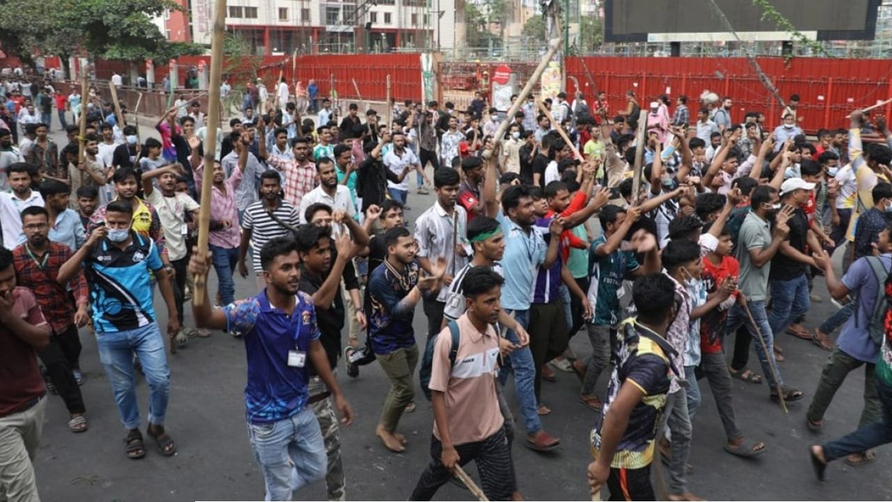 বেতন বাড়ানোর দাবিতে মিরপুরে শ্রমিকদের ৬ ঘণ্টা সড়ক অবরোধ